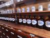 Apothekenmuseum_Blankenhain_Franziska Thomas Apothekenregal mit braunen Apothekerfläschchen