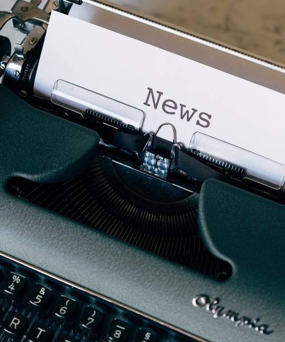 Pressemitteilungen alte Schreibmaschine und Newspapier